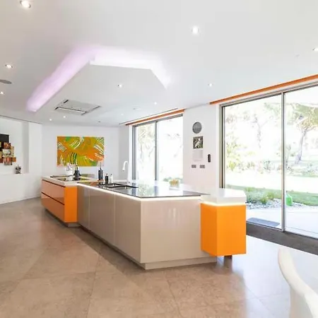 Sleeps 14 With Pool Air Con And Wifi