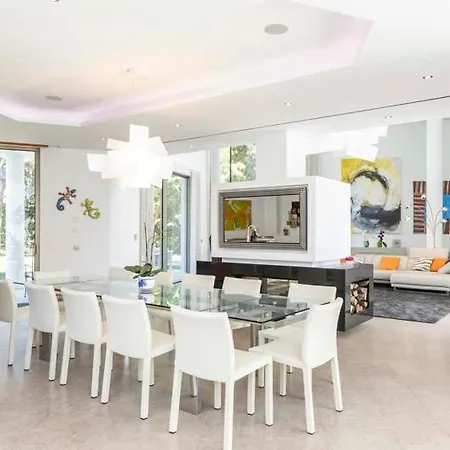 Sleeps 14 With Pool Air Con And Wifi Villa