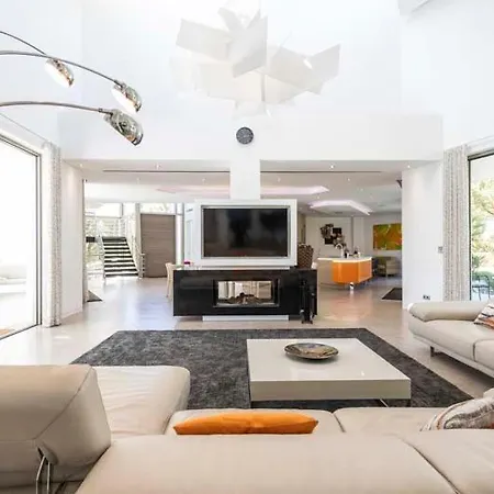 Sleeps 14 With Pool Air Con And Wifi Villa *