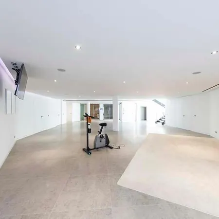 Sleeps 14 With Pool Air Con And Wifi