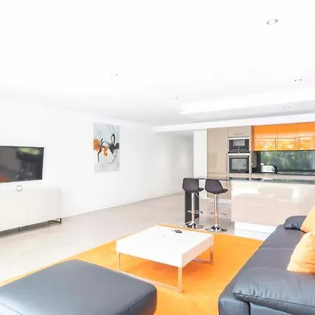 Sleeps 14 With Pool Air Con And Wifi